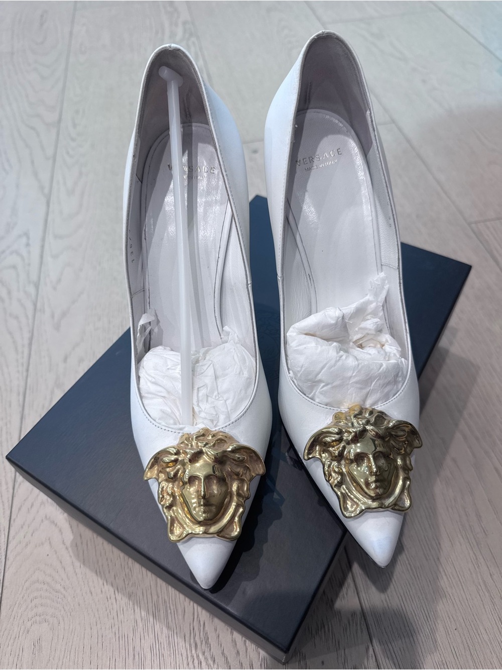 Authentic Versace White Leather Pumps with Gold Medusa DECOLLETE VITELLINO 38